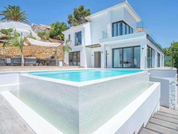 Sunrise 7bedrooms By Lodgerstrip Budget Holidays Villa